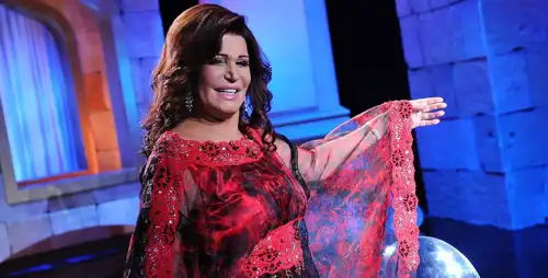 فساتين ربيعية وريش.. إليك أبرز إطلالات النجمات في العيد